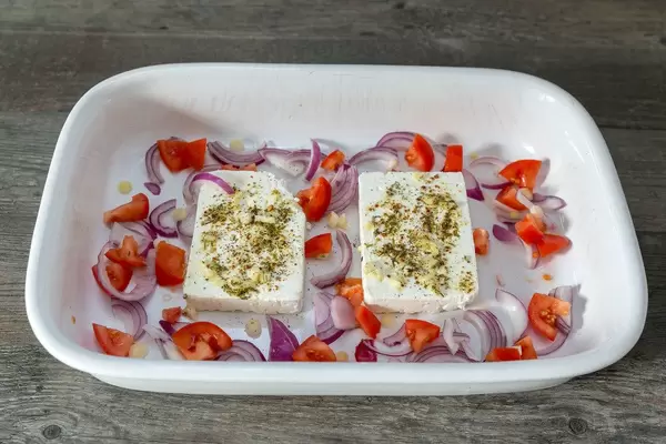 Gebackener Hirtenkäse mit Tomatengemüse in einer Backform