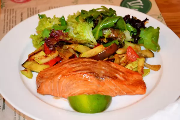 Gebackener Lachs mit Ratatouille und Sojasauce