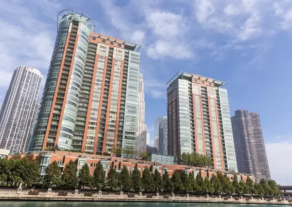 Gebäude am Chicago River an einem sonnigen Tag