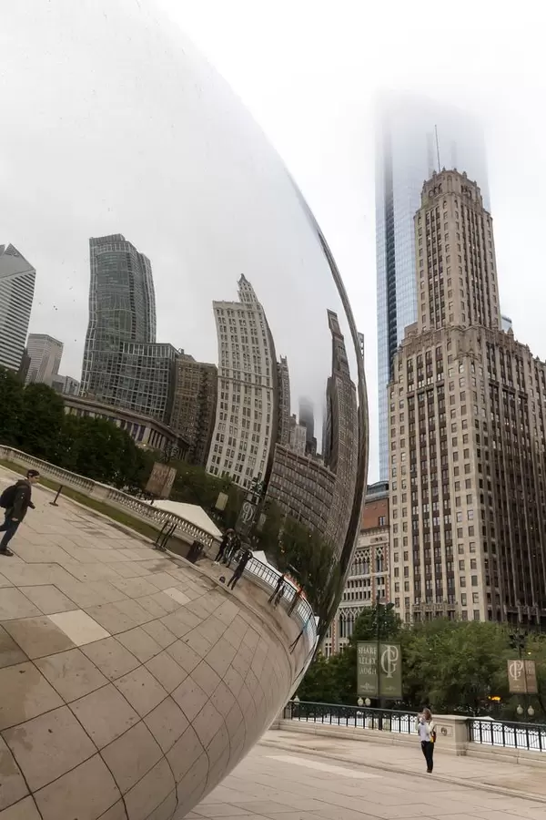 Gebäude und ihre Spiegelung - Cloud Gate, Chicago