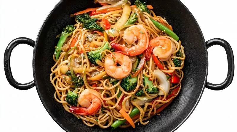Gebratene Asia-Nudeln mit Garnelen und Gemüse in Pfanne