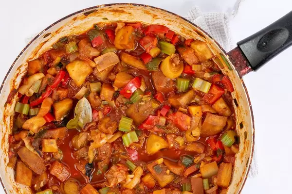 Gebratene Aubergine mit Lauch und Paprika in der Pfanne