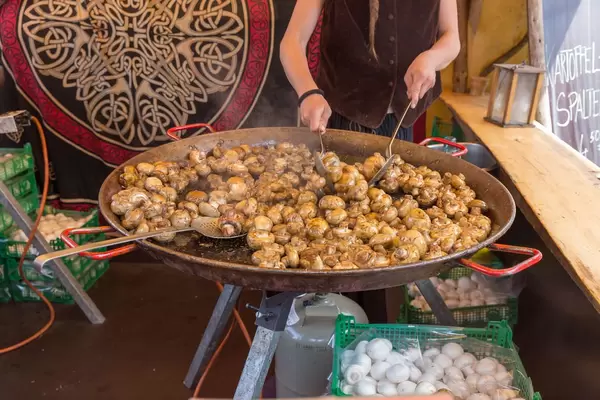 Gebratene Champignons in großer Pfanne