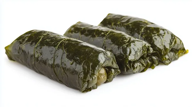 Gebratene griechische Dolmades auf weißem Hintergrund