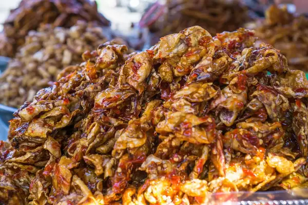 Gebratene Krabben und Snacks auf einem Markt in der Küstenstadt Vung Tau in Vietnam