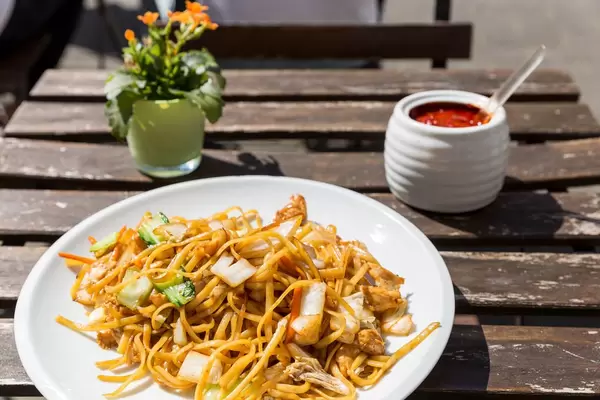 Gebratene Nudeln mit Hühnchen