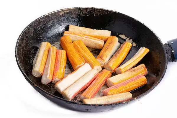 Gebratene Surimi-Sticks in der Pfanne