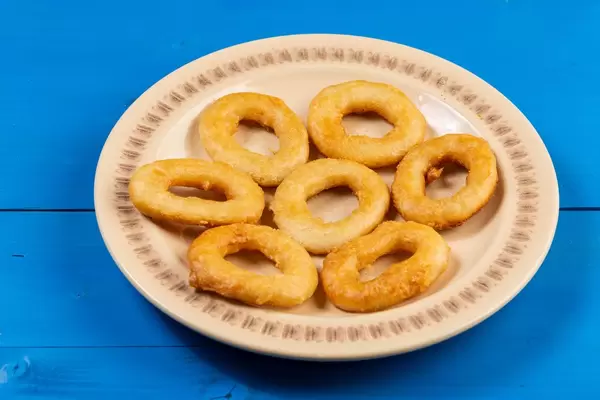 Gebratene Tintenfischringe auf der Platte