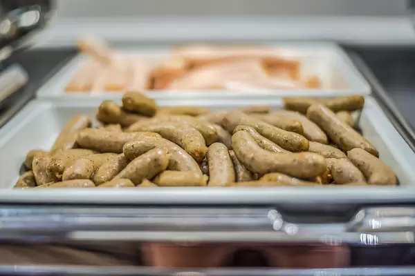 Gebratene Würstchen am Frühstücksbuffet