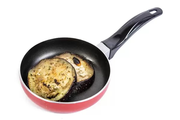 Gebratenen Auberginenscheiben in einer kleinen Bratpfanne