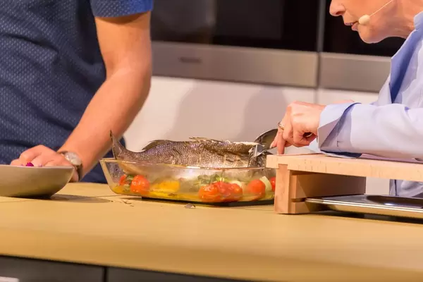 Gebratener Fisch wird gewendet