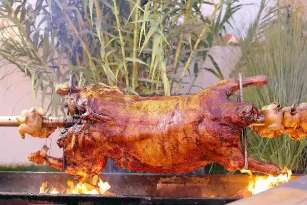Gebratenes Lammfleisch und Hähnchen am Spieß
