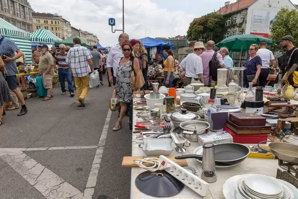 Gebrauchte Pfannen, Geschirr und Kochutensilien am Flohmarkt am Naschmarkt