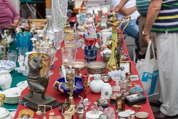Gebrauchten Dekorationsgegenstände an einem Stand am Naschmarkt Flohmarkt