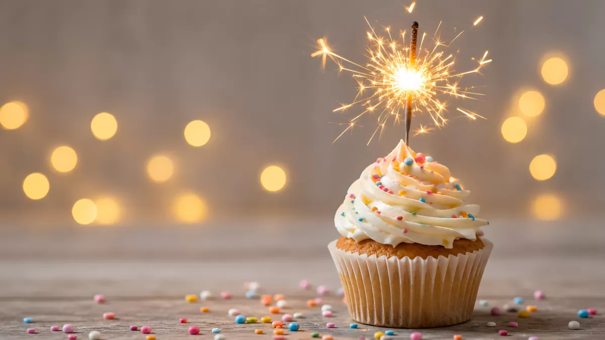Geburtstags-Cupcake mit Wunderkerze und Streuseln