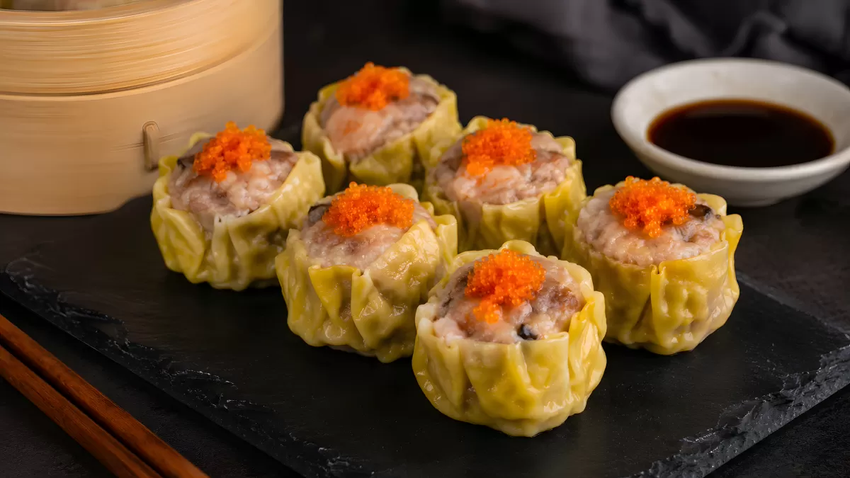 Gedämpfte Siu Mai Dim Sum mit Tobiko auf Schieferplatte