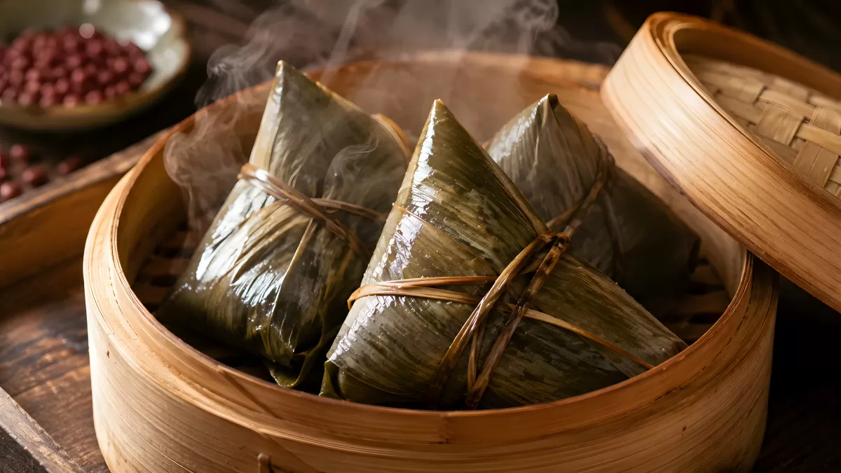 Gedämpfte Zongzi im Bambuskorb mit Reisblättern