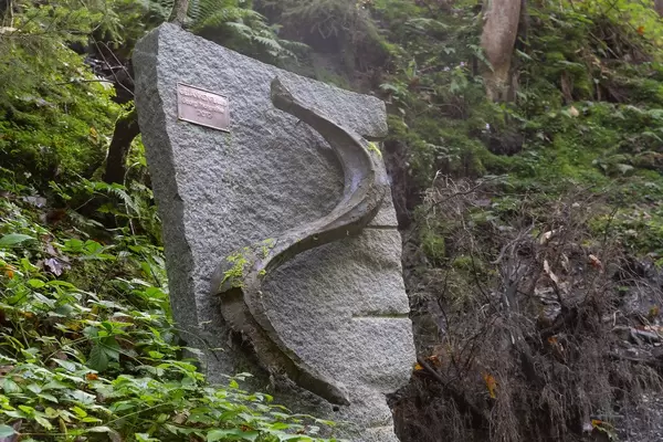Gedankenfluss: Skulptur zur Auflösung negativer Gedanken. Auf dem Mühlbachweg in Alpbach