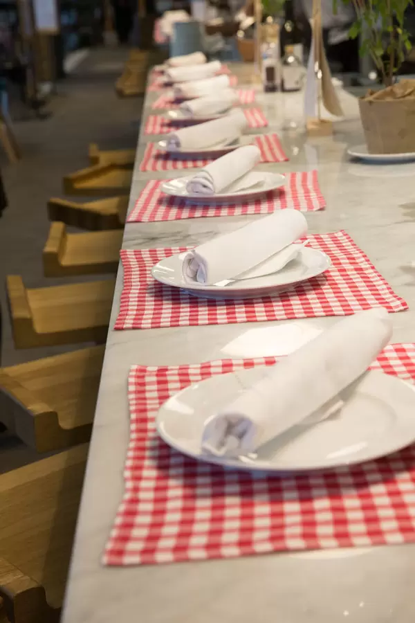 Gedeckte Tische in Eataly München