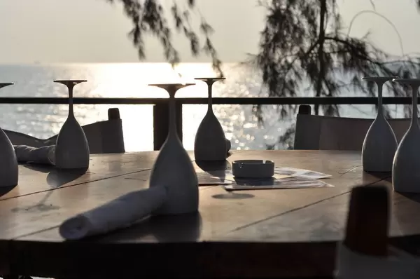 Gedeckter Tisch mit Gläsern aus Porzellan