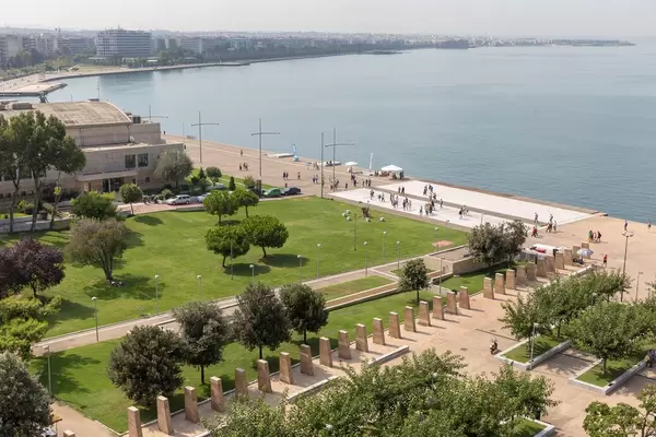 Gedenkpark und das Königliche Theater in Thessaloniki
