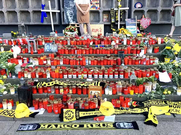 Gedenkstätte mit BVB-Schals an Kaiser-Wilhelm-Gedächtniskirche am Breitscheidplatz in Berlin