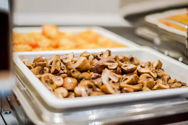 Gedünstete braune Zuchtchampignons