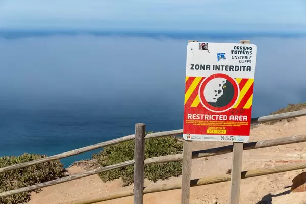 Gefährliche Klippen an der Küste zu Cabo da Roca mit Nebel über dem Ozean im Hintergrund