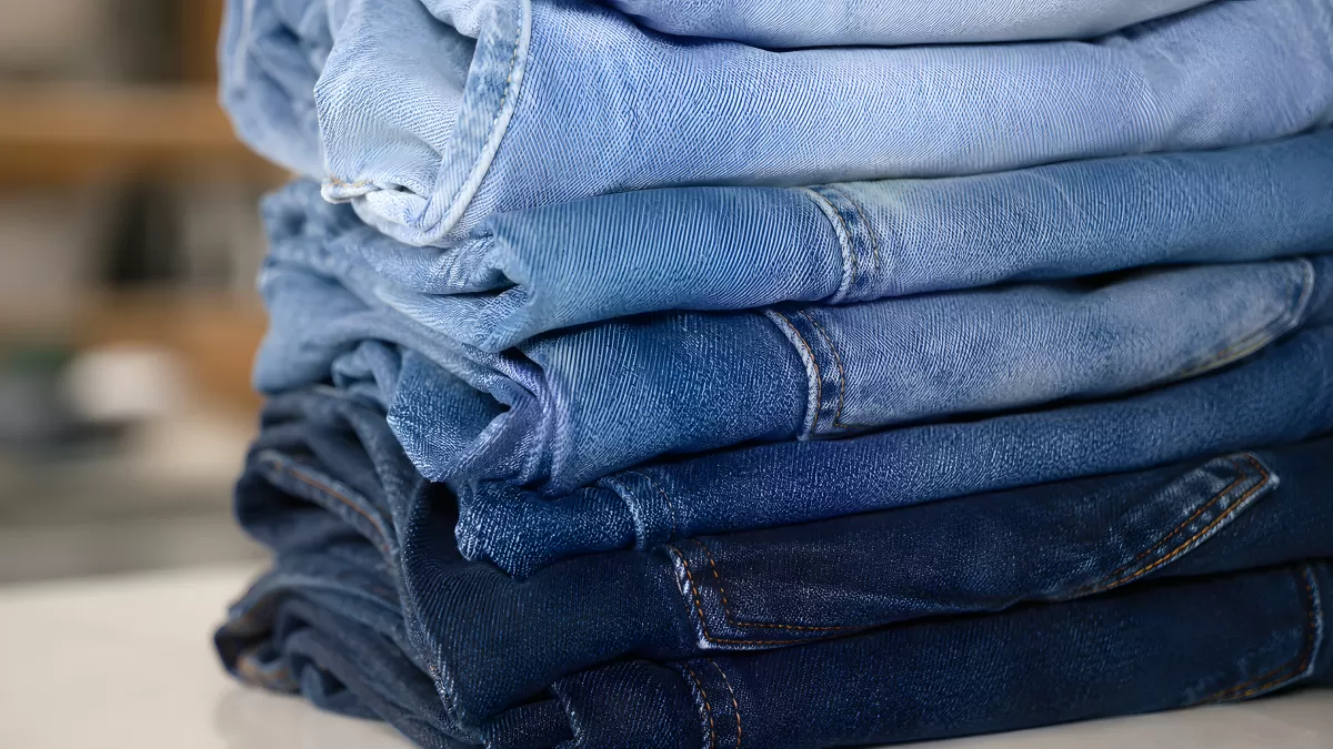 Gefaltete Jeans in verschiedenen Blautönen gestapelt