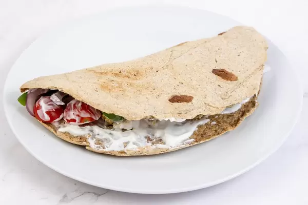 Gefaltete Vollkorn Tortilla mit Gemüse und Hähnchenbrust