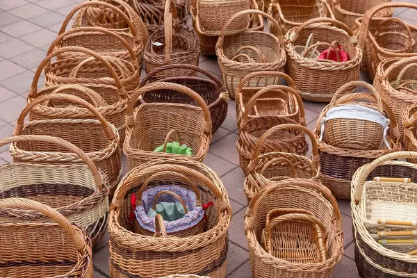 Geflochtene Körbe unterschiedlicher Größen und Formen am Naschmarkt