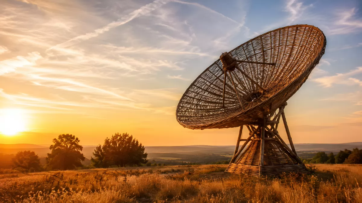 Geflochtene Parabolantenne aus Holz bei Sonnenuntergang
