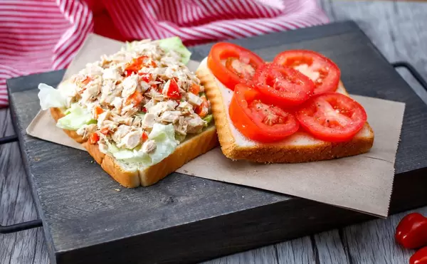 Geflügelsalat und Tomaten auf Toastbrot