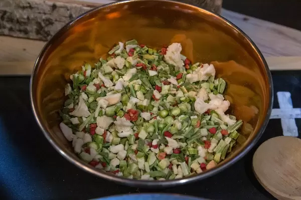 Gefriergetrocknetes vegetarisches Mix Meal von Pura-Petfood im Napf zum Barfen von Hunden und wird auf der Hundemesse 2019 in Köln vorgestellt