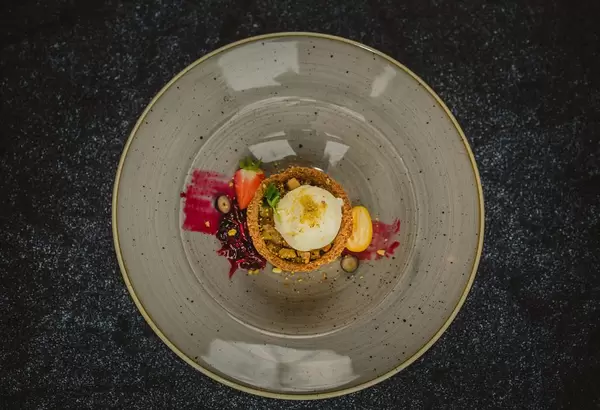 Gefrorene Créme und Tarte-Nachspeise mit fruchtiger Soße - Nahaufnahme in Draufsicht