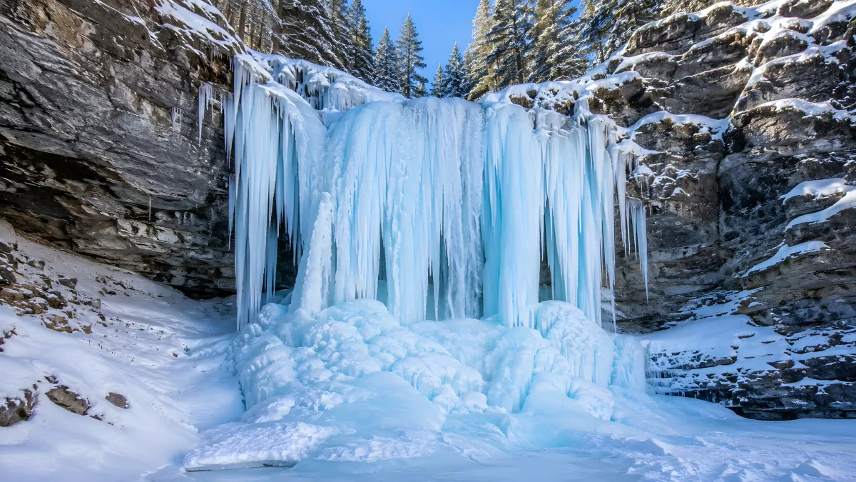Gefrorener Wasserfall im Winter mit Eiszapfen