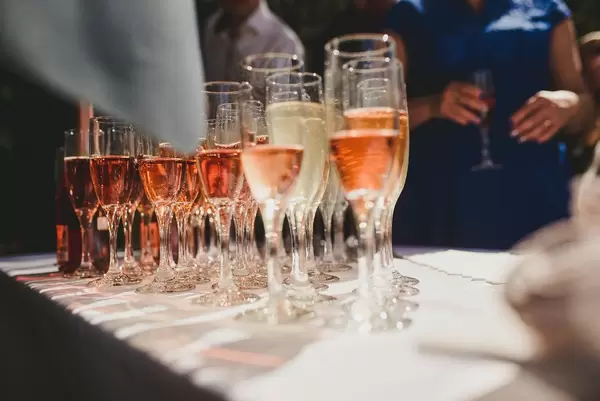 Gefüllte Champagnergläser in einer Reihe auf einer Gartenparty