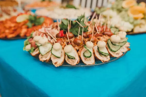 Gefüllte Schweinefleisch- und Hühnersnacks mit Cherrytomaten, Gurken und Pilzen