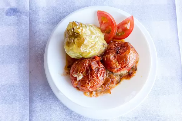 Gefüllte Tomaten und Paprika auf griechische Art