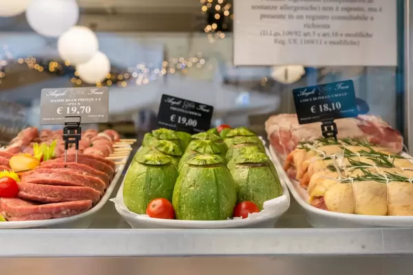 Gefüllte Zucchini im Schaufenster eines Restarant in Rom