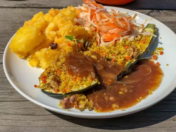 Gefüllte Zucchini mit Quinoa und Nüssen mit veganen Rostzwiebeljus, Möhren, Weißkohl-Slaw, Kartoffel-Kürbis-Stampf und kleinem Salat