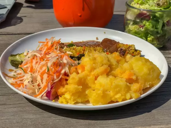 Gefüllte Zucchini mit Quinoa und Nüssen mit veganen Rostzwiebeln, Möhren, Weißkohl, Kartoffel-Kürbis-Püree