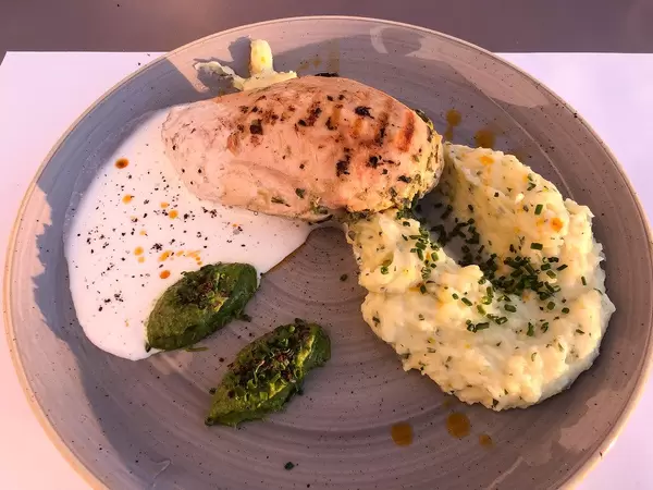 Gefülltes Hühnerfilet mit Champignons aus dem Holzofen, Spinat und lokalem naxianischem Greyerzerkäse