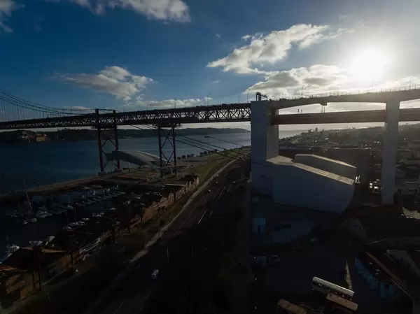Gegenlichtaufnahme der Brücke Ponte 25 de Abril in Lissabon, Portugal (Drohnenfoto)