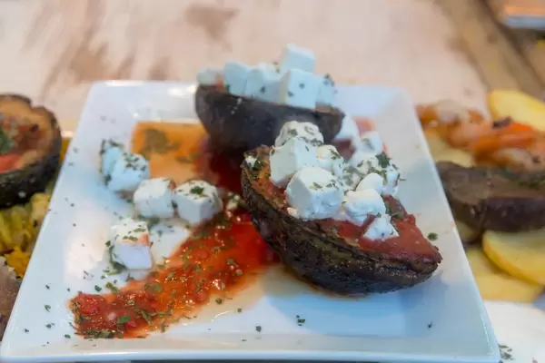 Gegrillte Avocado mit Fetakäse