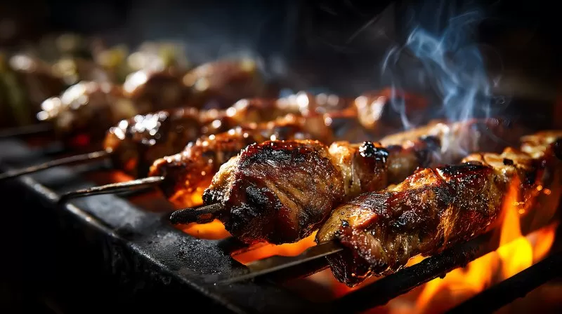 Gegrillte Fleischspieße mit Flammen auf Grillrost