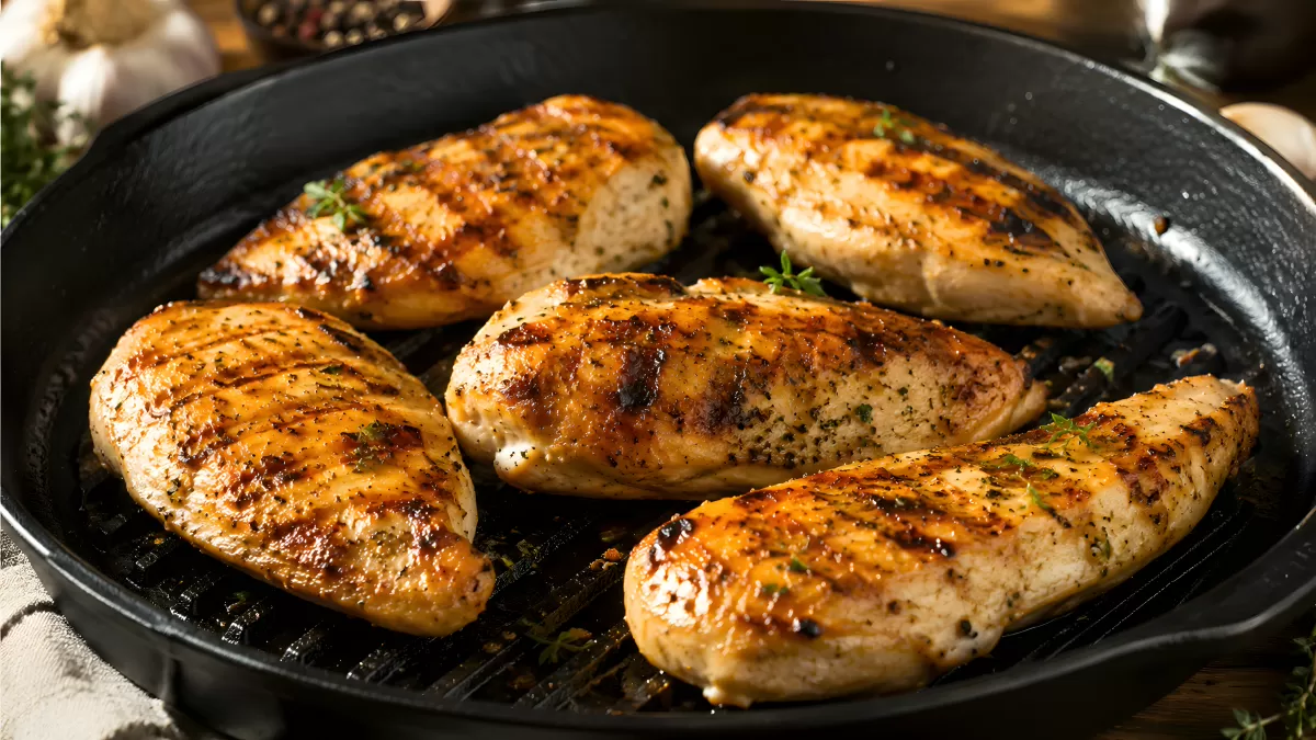 Gegrillte Hähnchenbrüste in gusseiserner Pfanne