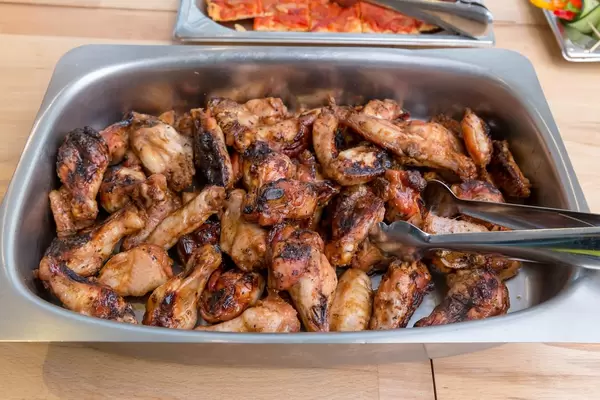 Gegrillte Hähnchenflügel und Unterkeulen