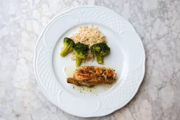 Gegrillte Truthahnbrust mit Brokkoli und Reis