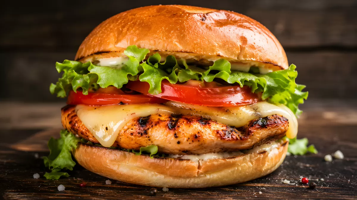 Gegrillter Hähnchenburger mit Käse, Tomate und Salat